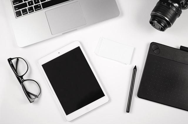 Imagem de dispositivos eletrônicos (tablet, mesa digitalizadora, notebook), câmera, óculos. 